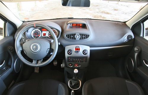 За дополнительные 35 тысяч рублей передние кресла можно заменить на опциональные ковши Recaro, которые создают еще большее ощущение экстрима. Однако штатные кресла практичнее. Управлять магнитолой, не отвлекаясь от дороги, фактически невозможно, настолько