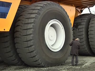 Белорусы представили самый большой в мире самосвал