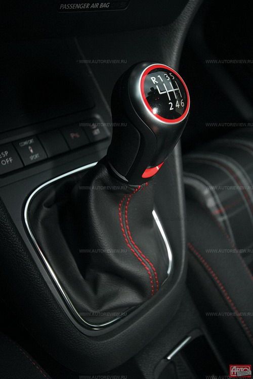 Шестиступенчатая «механика» хороша, но хода-усилия рычага уж больно «гражданские». Фото Павла Карина с сайта 