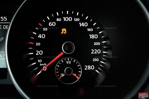 После нажатия кнопки ESP off на приборной панели появляется надпись &laquo;TCS off&raquo; &mdash; дезактивируется только трэкшн-контроль, а &laquo;скользящая машинка&raquo; на спидометре начинает мигать. Фото Павла Карина с сайта 