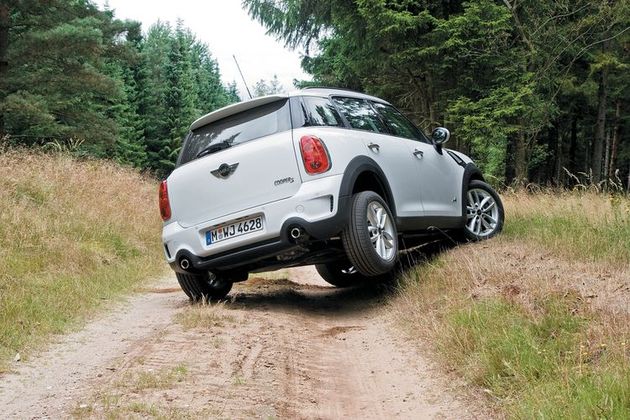 На бездорожье Countryman легко теряет контакт с землей — хода подвесок минимальны. Но хуже другое — на низких оборотах турбомотор не тянет и приходится жечь сцепление