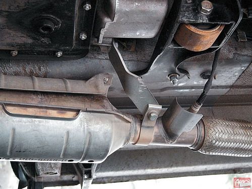 Такими незамысловатыми кронштейнами нейтрализатор крепится к кузову. Запрограммированное &laquo;слабое место&raquo;? Фото Степана Шумахера и Никиты Гудкова с сайта 