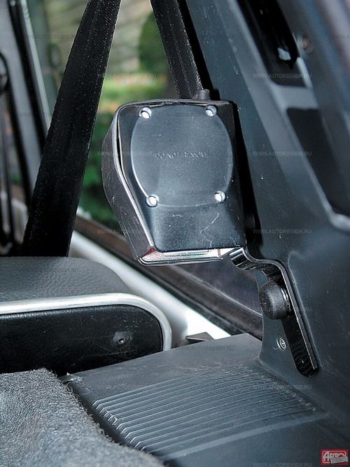 Катушки задних ремней безопасности приделаны к стойке кузова на длинных, вибрирующих при скорости 90 км/ч кронштейнах. Фото Степана Шумахера и Никиты Гудкова с сайта 