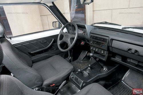 Интерьер пока прежний. Вместо огромной баранки сюда просится более компактный &laquo;калиновский&raquo; руль, который можно было бы установить без смещения к центру, но омологировать его слишком дорого