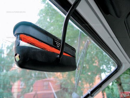 Груз в багажнике нужно размещать строго до полки &mdash; иначе она приподнимается и ломает корпус дополнительного стоп-сигнала. Фото Степана Шумахера и Никиты Гудкова с сайта 