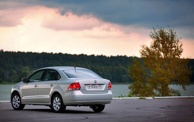 Уже в начальной комплектации Trendline на Polo седан устанавливаются две подушки безопасности, электростеклоподъемники для всех четырех дверей, центральный замок и сигнализация невыключенных фар. Однако ABS в "базу" не входит, хотя для автомобиля, сделанного специально для России, где на большей части страны на дорогах по полгода лежит лед, такая опция уж точно важнее полного электропакета