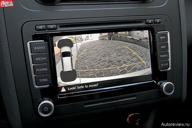 Камера заднего вида появилась на Туране позже, чем Park Assist. Зато сразу с подсказками и наглядной индикацией парктроника