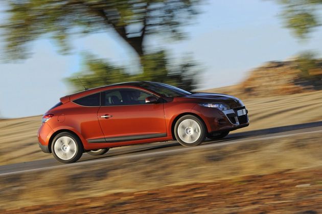 Французы позиционируют трехдверный хэтчбек Reanult Megane как купе, поэтому мы решили предложить этот автомобиль в качестве альтернативы "Купу", хотя по большому счету "Меган" ею не является. "Рено" в базе с 1,6-литровым двигателем мощностью 110 лошадиных сил и пятиступенчатой механикой стоит от 707 тысяч рублей. Фото Renault