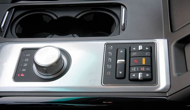 Вместо привычного селектора управления «автоматом» — поворотная «шайба», как на автомобилях Jaguar. А режимы работы системы Terrain Response выбираются перекидной клавишей