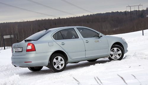 Семиступенчатая DSG предлагается как опция взамен механики для моторов 1,4 TSI и 1,8 TSI. Данный тип трансмиссии готов переварить момент до 250 Нм. Трансмиссия быстро оперирует передачами и адаптируется к стилю вождения. И, что самое главное, способствует низкому расходу топлива. Для мотора 1,8 TSI в смешанном цикле необходимо всего 7,4 литра на 100 км