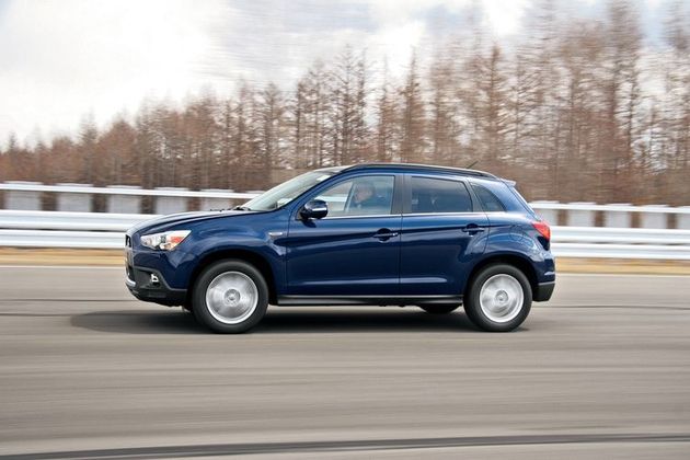 ASX держится уверенно и на скоростной прямой, и в крутых поворотах, но былая спортивность аутлендеровского шасси улетучилась