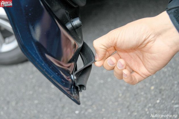 Дверные проемы — с двойными уплотнителями «по кругу». А вот резиновая полоска на нижней кромке дверей держится на хлипких пистонах — не оторвется?