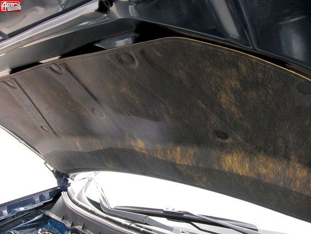 Автомобиль порадовал в целом неплохой шумоизоляцией, но, несмотря на противошумное «одеяло» на капоте, оба двигателя все же показались голосистыми — особенно после 4000 об/мин