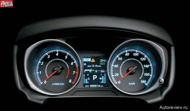 На более дорогих машинах вместо монохромного монитора с примитивной графикой — цветной дисплей с более внятным отображением служебной информации