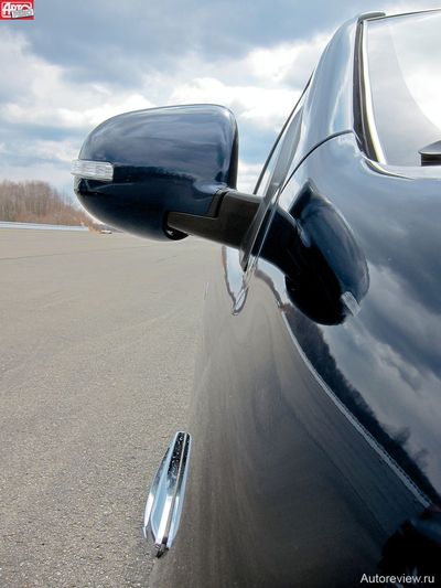 Повторители указателей поворотов на базовой версии размещены на крыльях, а на более дорогих машинах — в корпусах наружных зеркал