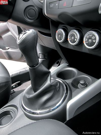 Претензий к пятиступенчатой «механике» нет, но не понравился длинный и неуклюжий рычаг. Японцы обещали «подрезать» его на несколько сантиметров