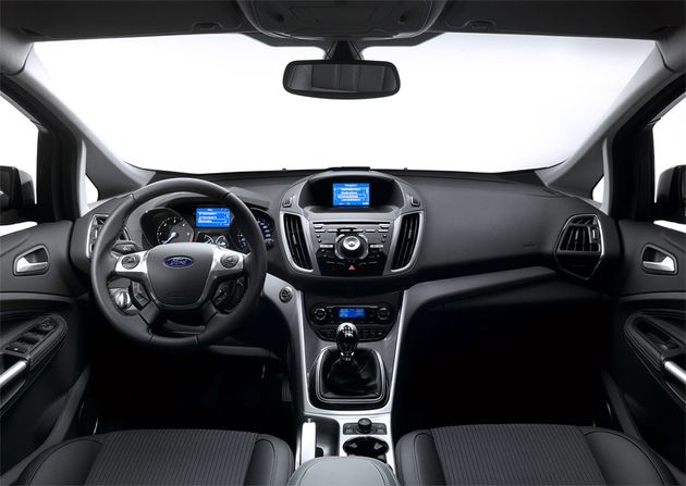 Чуточку эклектичный интерьер нового 'Си-Макса', между тем, выглядит очень технологично. К тому же, в топовых версиях доступны два цветных ЖК-дисплея - один размещается между спидометром и тахометром, а второй - в центре передней панели. Правда, между собой они не связаны: например, подсказки навигационной системы нельзя вывести на экран перед водителем, а показания борткомпьютера не показываются на большом дисплее