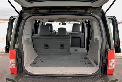 У «американца» пол багажника поднят выше. Зато верхняя часть проема шире: небольшой детский рояль войдет без разборки 