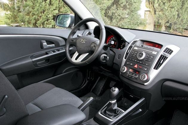 Интерьер по-прежнему удобен и скучноват. Приливы на новом руле не мешают, кожа оплетки стала более цепкой, а наиболее заметное изменение в салоне — превращение дисплея маршрутного компьютера из большого оранжевого пятна в узкую полосу с красными символами. Но «пролистывать» данные теперь труднее: кнопку перенесли на нижнюю спицу руля — и руку приходится поджимать 