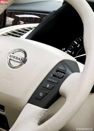 Нижняя кнопка включает систему удержания в пределах полосы. Если попытаться пересечь линию разметки, не включив поворотник, то электроника «прихватит» тормоза и вернет автомобиль в пределы полосы. Эта функция работает даже с российской потертой разметкой