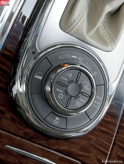 Двухэтажный блок управления трансмиссией и внедорожной электроникой удобен. Система помощи при спуске с горы поддерживает скорость 7 км/ч, а если включить понижающую передачу — 4 км/ч