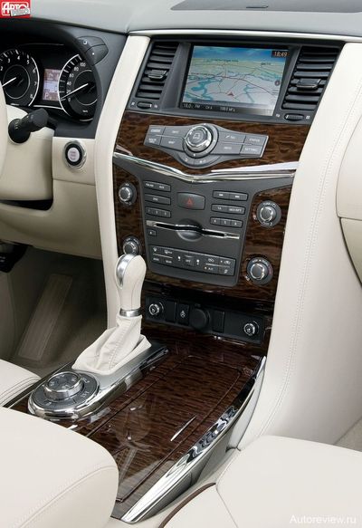 Управлять вспомогательной электроникой просто — кнопки и рукоятки огромные, все изменения наглядно отображаются на восьмидюймовом экране. На жесткий диск можно закачать более 9 Гб музыки