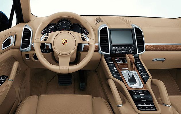 Кнопками и переключателями на расположенной поверх трансмиссионного тоннеля консоли нового "Кайена" действительно удобно пользоваться. В ее дальней (от водителя) части расположились органы управления климат-контролем, а ближе к подлокотнику – два больших качающихся рычажка для выбора настроек адаптивной пневмоподвески и изменения клиренса, а также кнопки отвечающие за включение спортивного режима акселератора, системы помощи при спуске, системы "Стоп-Старт" и системы стабилизации