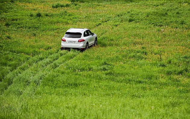 Постоянный полный привод, который устанавливается на Cayenne Diesel и Cayenne S Hybrid, в штатном режиме передает 60 процентов крутящего момента на задние колеса и 40 процентов - на передние. У остальных версий в нормальных условиях электромагнитная муфта передает на передние колеса только 10 процентов крутящего момента