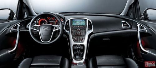 Интерьер в новом фирменном стиле — дружелюбнее, одухотвореннее, нежели на старой Астре. Кнопок много, но их расположение близко к оптимальному. Приборы подсвечиваются белым, но при включении спортивного режима подвески вспыхивают рубиновым огнем, как на Инсигнии. Дополнительные стойки передних дверей заметно ухудшают обзорность