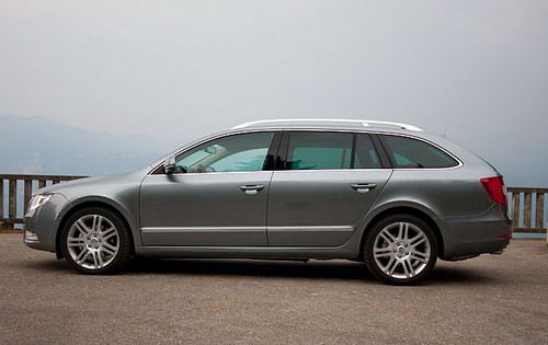 &quot;Супербы&quot;-универсалы стали первыми &quot;Шкодами&quot;, на которые в качестве опции устанавливается система бесключевого доступа Kessy. Теперь ключ не нужен ни для того, чтобы попасть внутрь &quot;Комби&quot;, ни для того, чтобы его завести