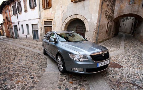 Skoda Superb Combi тяжелей хэтчбека из-за дополнительного усиления &quot;универсального&quot; кузова. Однако прибавка в весе оказалась невелика &ndash; около 20 килограмм, и она никак не сказалась на поведении машины на дороге