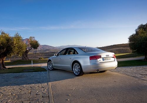 Продольные выштамповки на крышке багажника - не просто дань аэродинамике. Это уже намек на собственный стиль