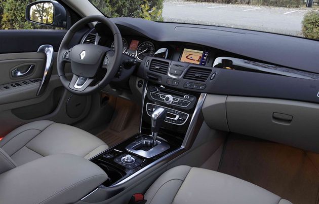 В Чехии мы тестировали автомобили с навигацией TomTom, камерой заднего вида и автоматическим стояночным тормозом, но в России машины с такими опциями появятся только в начале 2011 года