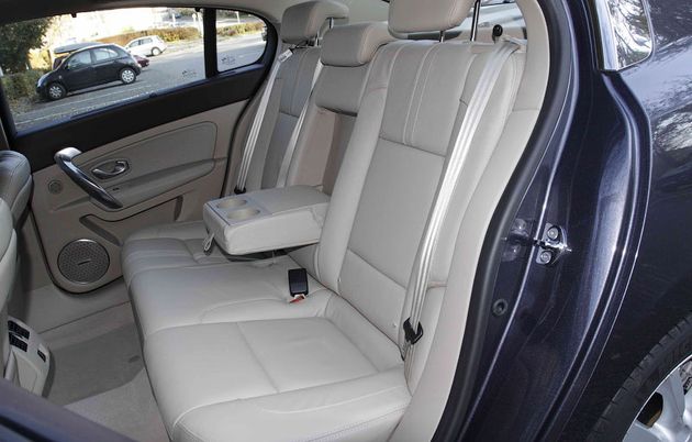 С точки зрения эргономики, задние кресла выполнены безупречно - здесь будет удобно даже высоким пассажирам. К тому же, седан можно укомплектовать трехзонным климат-контролем. Однако звукоизоляция на втором ряду сидений хуже, чем на первом