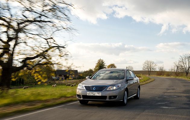 На извилистой дороге Renault Latitude помогает водителю поворотными биксеноновыми фарами, которые устанавливаются на машину начиная с комплектации Dynamique Confort. Однако французы решили, что покупатели седана обойдутся без таких современных технологий, как адаптивная подвеска или адаптивный круиз-контроль. Хотя они есть в списке опций у многих конкурентов