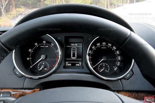 Обод с псевдоспортивными приливами перекрывает верхние сектора спидометра и тахометра даже тем, кто не любит опускать руль слишком низко. Фото Юрия Ветрова с сайта 