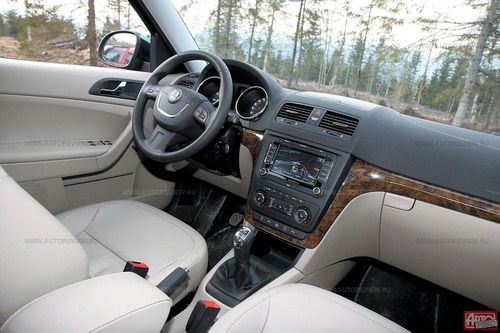 По выверенной &laquo;геометрии&raquo; посадки и жесткому креслу в Yeti можно безошибочно распознать родственные связи с кроссовером Volkswagen Tiguan, даже несмотря на обилие деталей, унифицированных с другими Шкодами. Фото Юрия Ветрова с сайта autoreview