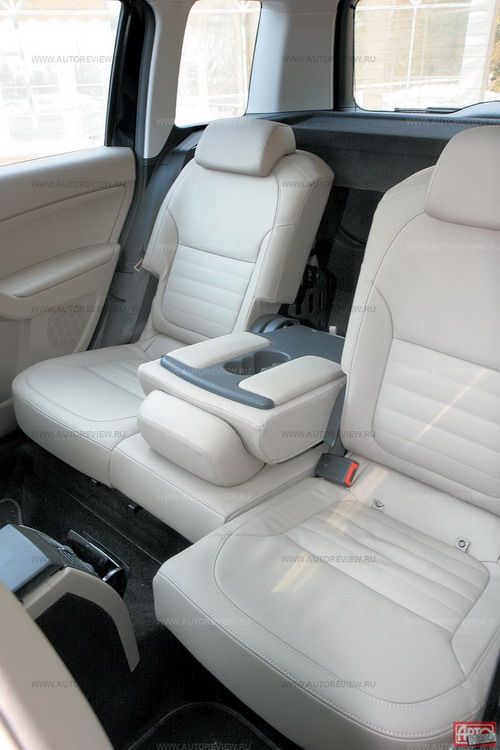 В отличие от Тигуана, центральную секцию заднего дивана можно демонтировать и сдвинуть крайние &laquo;стульчики&raquo; к центру &mdash; как в Румстере. Фото Юрия Ветрова с сайта 