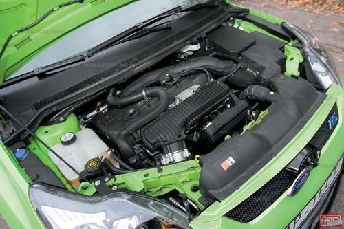 Характер пятицилиндрового турбомотора очень покладист благодаря ровной моментной характеристике