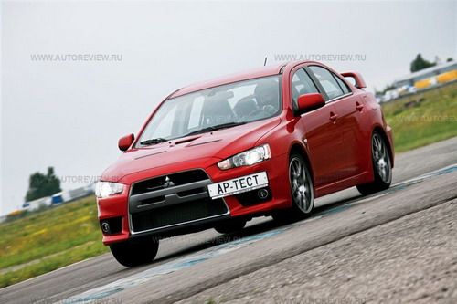 На мокрой трассе Evo X с Михаилом Уховым был медленнее, чем Focus RS, но проще в управлении: заслуга полноприводной трансмиссии S-AWC