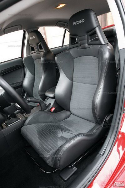 Подушка кресел Recaro в Эволюции слишком завалена назад, а в широкий «капюшон» спинки упираешься локтем при включении четных передач