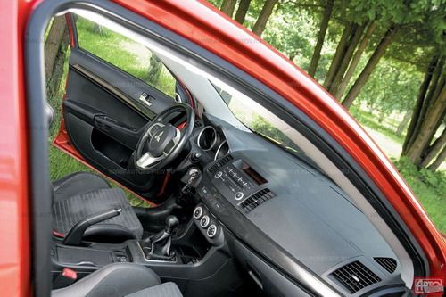 Скучная передняя панель из гулкого пластика не беда — в Evo все равно смотришь только на дорогу