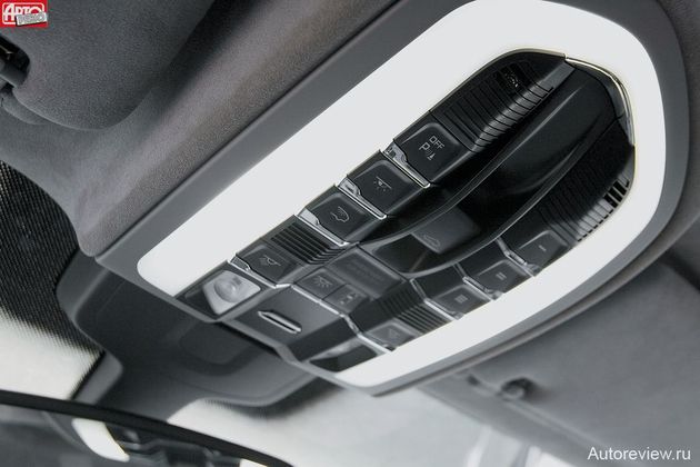 На потолочной консоли в числе прочих есть три кнопки дистанционного управления гаражными воротами