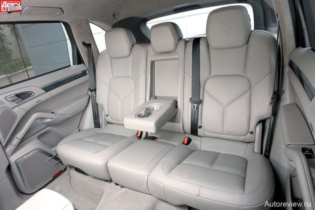 Задние сиденья двигаются вперед-назад, меняется угол наклона их спинок