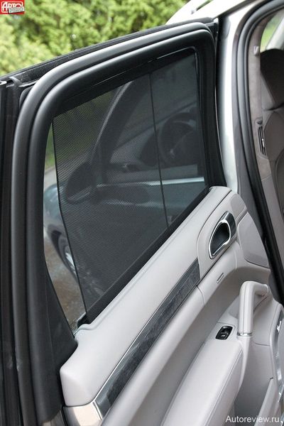 Шторками на задних окнах «командуют» клавиши стеклоподъемников