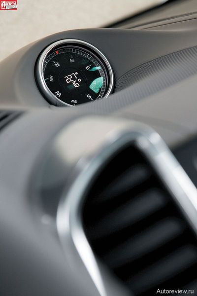 Компас на передней панели показывает еще и высоту над уровнем моря