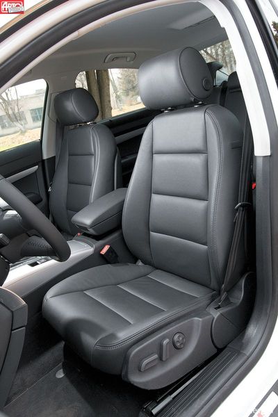 Профиль жестких кресел Audi выверен идеально, но валики расставлены широковато и не регулируются