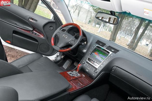 Материалы и стиль интерьера Лексуса попроще, чем у «немцев», но качество стыковки панелей столь же высокое