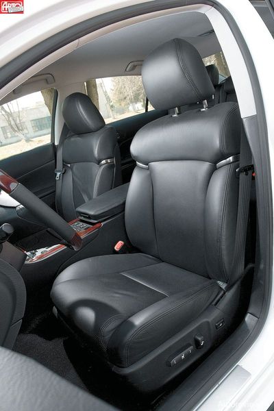 Из мягкого кресла Лексуса выскользнуть проще всего: обивка самая гладкая, а валики боковой поддержки слабоваты