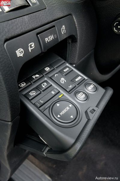 Большинство сервисных кнопок у Лексуса — в тайничке слева от руля